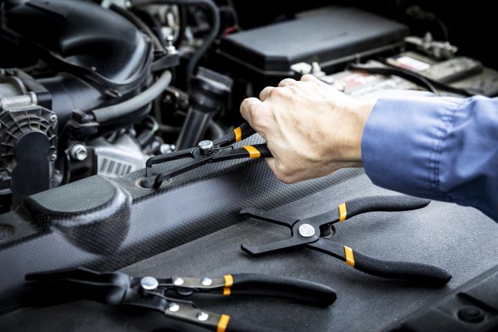 GEARWRENCH 3 Piece Body Clip Set in use