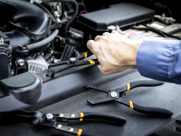 GEARWRENCH 3 Piece Body Clip Set in use