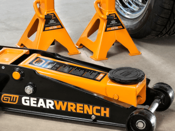 GEARWRENCH floor jack & jack stands in a garage environment